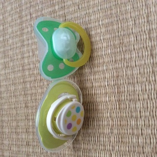 ピジョン/搾乳機/電動タイプ/中古/新品おしゃぶり２個つきの画像