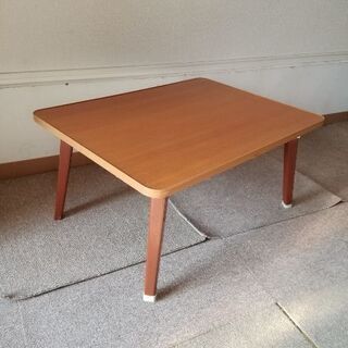 脚が折り畳める小型のテーブル