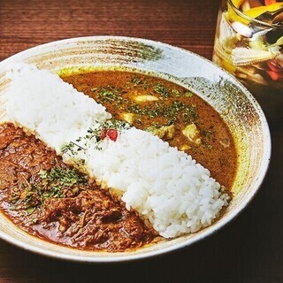 【麻布十番薬膳カレー】ランチタイムのホールスタッフ募集