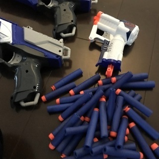 NERF(トイザらス製品) おもちゃのエアガン3点と弾の画像