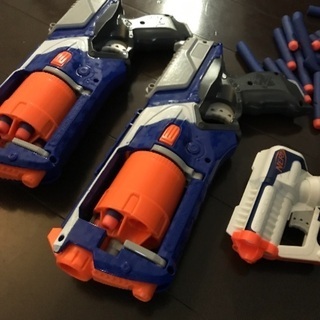NERF(トイザらス製品) おもちゃのエアガン3点と弾の画像