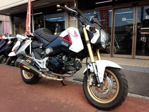 NO.2863　グロム　４サイクルエンジン　ＦＩ　４速ギヤ　マフラー　シート　フェンダーレス　ホワイト　☆彡