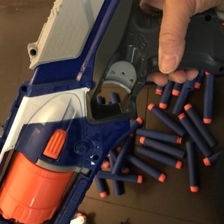 NERF(トイザらス製品) おもちゃのエアガン3点と弾の画像