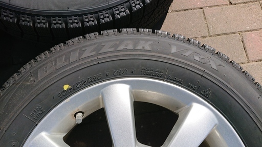 スタッドレスタイヤ　BLIZZAK　VRX　195/65R15