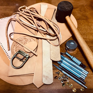 革細工の道具と革はぎれのようなもの