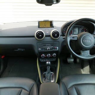 検査2年6月アウディ A1 1.4TFSI バイキセノン/ブラックレザー/シートヒーター/HDDナビ/MMI/地デジ/アイドリングSTOP/コントラストルーフ仕様の画像