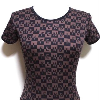 FENDI　総ロゴTシャツ☆