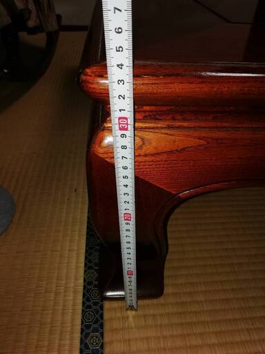 居間に使う高級机です。
