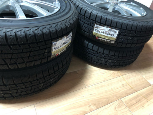新品のホイール、スタッドレスタイヤ４本