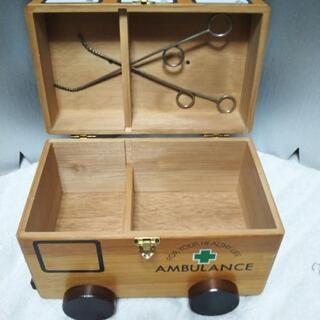 救急箱　木製　車の画像
