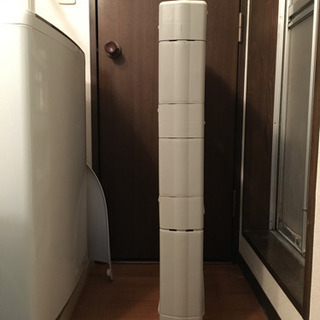 グレーの隙間収納ラックの画像