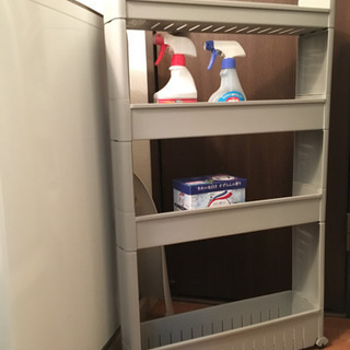 グレーの隙間収納ラックの画像