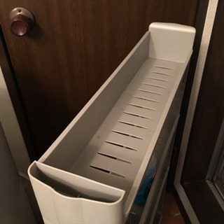 グレーの隙間収納ラックの画像