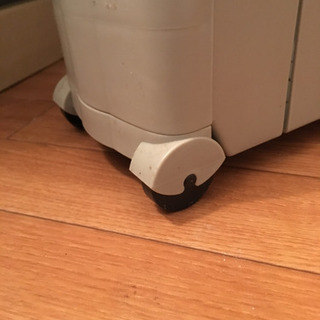 グレーの隙間収納ラックの画像