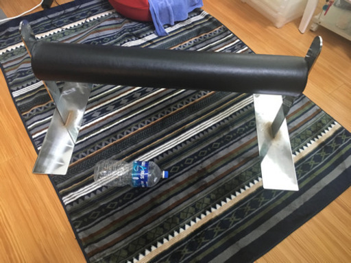 黒い部分に腰をかけるタイプのスツール