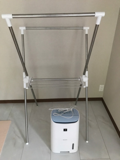 物干し竿と「SHARP」除湿器