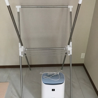 物干し竿と「SHARP」除湿器