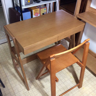 木製組み立て式デスクと棚と椅子の画像