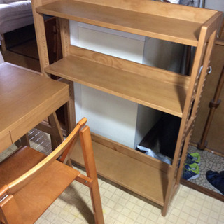 木製組み立て式デスクと棚と椅子の画像