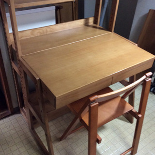 木製組み立て式デスクと棚と椅子の画像