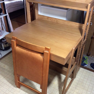 木製組み立て式デスクと棚と椅子の画像