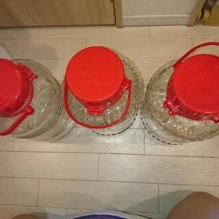 ８Ｌ果実酒の瓶三本の画像