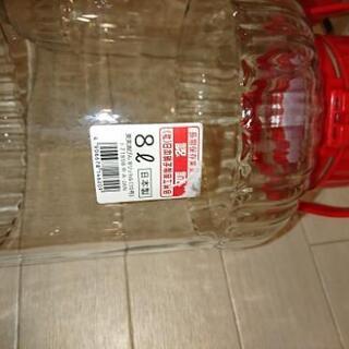 ８Ｌ果実酒の瓶三本の画像