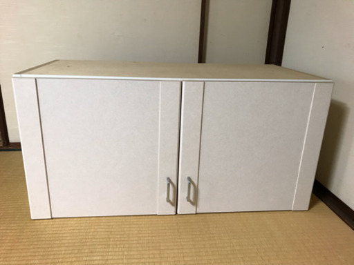 食器棚の上の部分   ピンク色