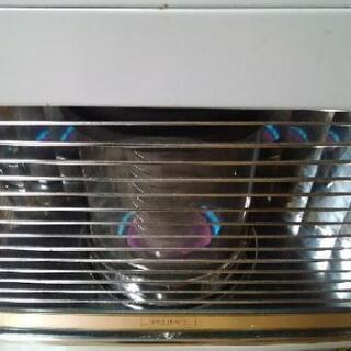 煙突式のストーブの画像