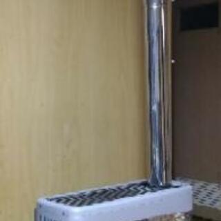 煙突式のストーブの画像