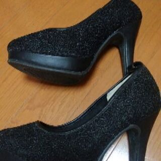 黒レースパンプスの画像
