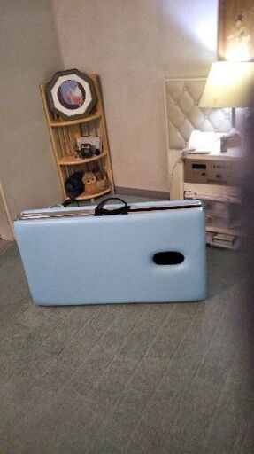 折り畳みマッサージベット8000円、万能マクラ少し破れいますがよろしければ差し上げます