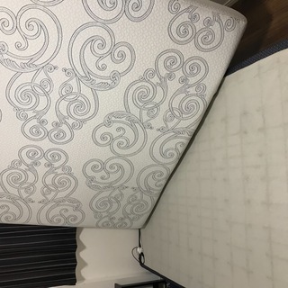 クイーンサイズのマットレス＆ボックス台