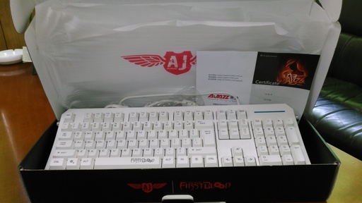 新型コロナ対策で家族とゲーム　新品のキーボード