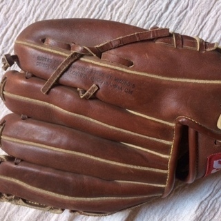 子供向け左利き用グローブ2個、右利き用グローブ1個、金属バット1本売ります。の画像