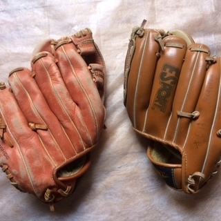 子供向け左利き用グローブ2個、右利き用グローブ1個、金属バット1本売ります。の画像