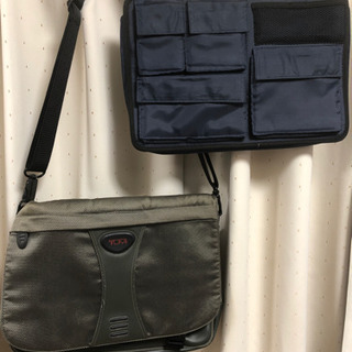 TUMIショルダーバッグとバッグインバッグ