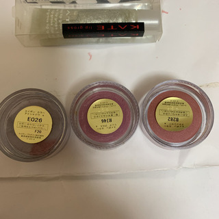 新品未使用ケイトのリップグロス&エイボンのアイシャドウ&リップ&の画像