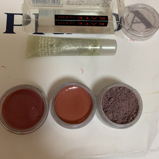 新品未使用ケイトのリップグロス&エイボンのアイシャドウ&リップ&の画像