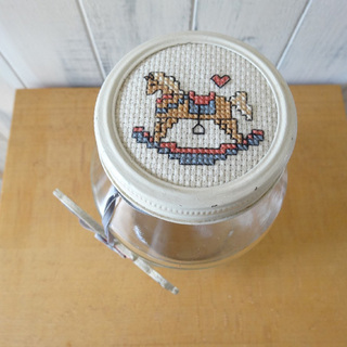 アメリカ アンティーク 木馬の飾り付き ガラスジャー ハンドメイド 手作り 刺繍 ペイント ガラス瓶 保存 ビンテージの画像
