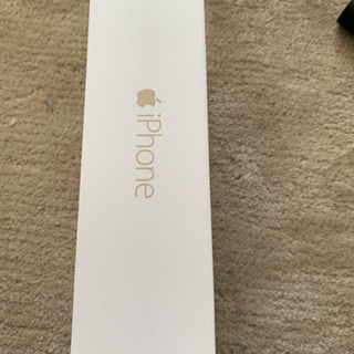iPhone6、充電ケーブル、イヤホンの画像