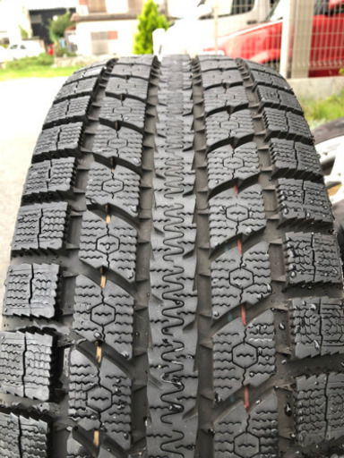 スタッドレスタイヤ 265/70Ｒ16