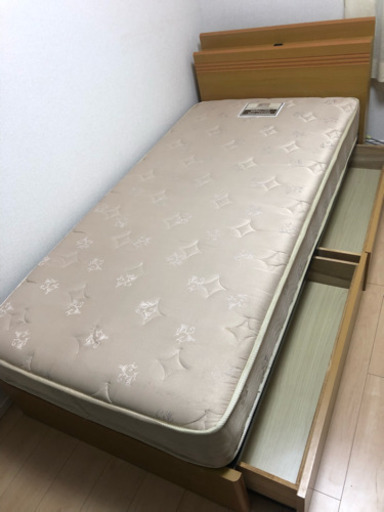 シングルベッド    引き出し２つあり。