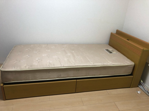 シングルベッド    引き出し２つあり。