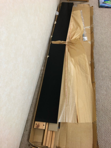 何か部品が足りないIKEAのベッド