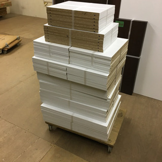 新品綺麗な棚板1束300円で！他にもタダで持ち帰られる家具のパー...