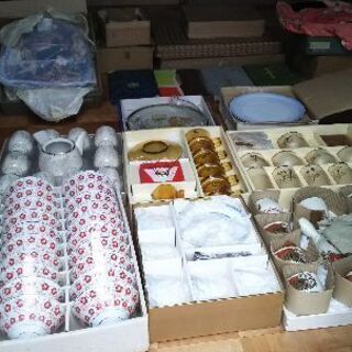 古い食器・風呂敷・お盆、貰って下さい。