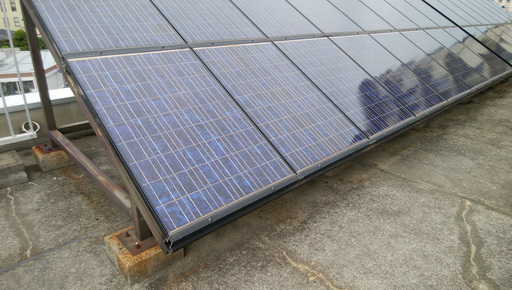 (芦屋市に引取り可能な方)《くまねず》ビル屋上の太陽光パネル32枚