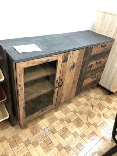 【美品】収納棚 キャビネット 強化ガラス 木目調 コンクリート柄 脚付き [幅120]