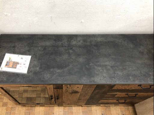 【美品】収納棚 キャビネット 強化ガラス 木目調 コンクリート柄 脚付き [幅120]